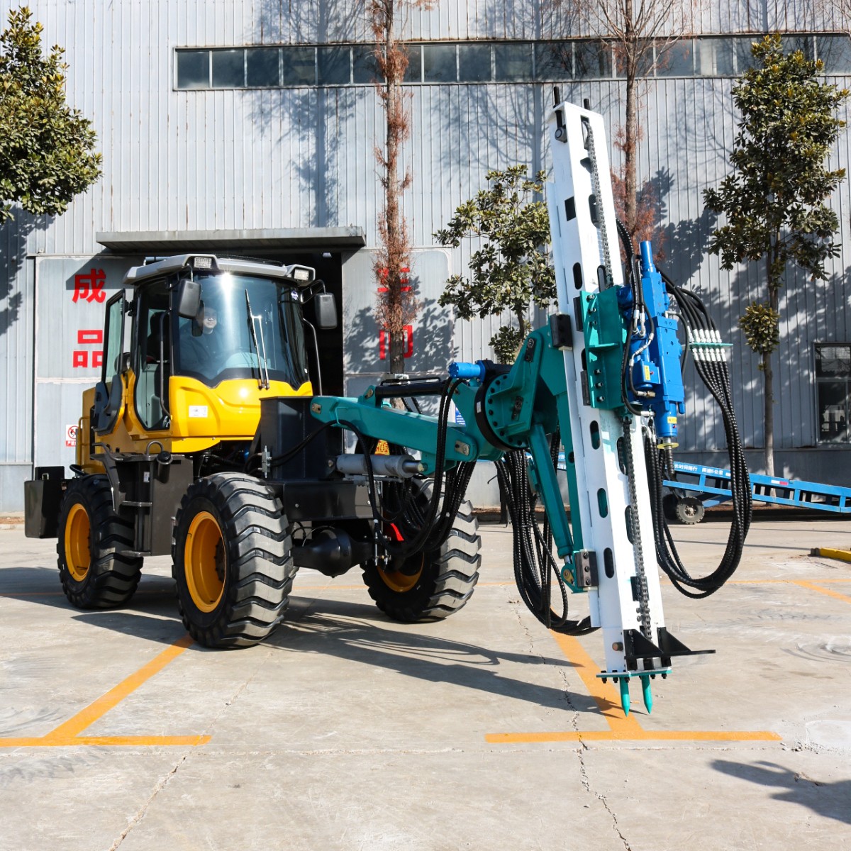 俄羅斯客戶蒞臨宏潤(rùn)機(jī)械 參觀輪式隧道鉆機(jī).jpg